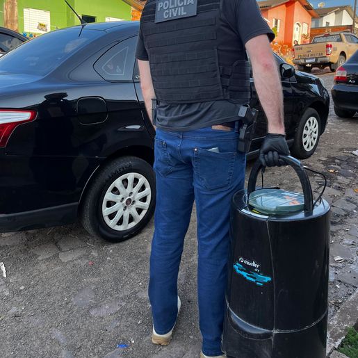 Operação da Polícia prende quatro pessoas e apreende arma de fogo em SMOeste