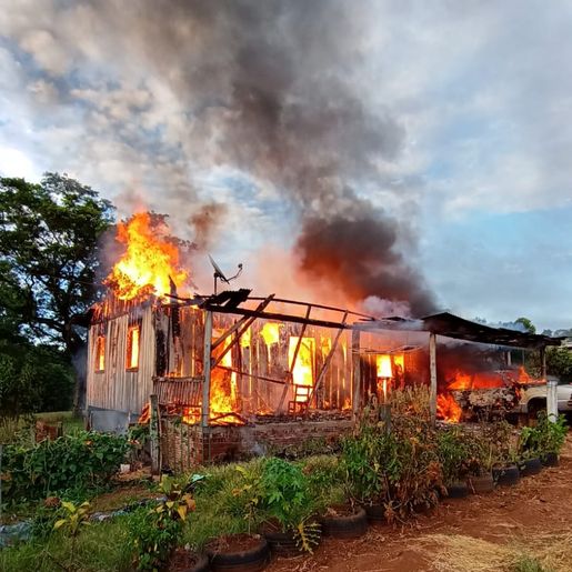 Residência é completamente destruída por incêndio em Riqueza