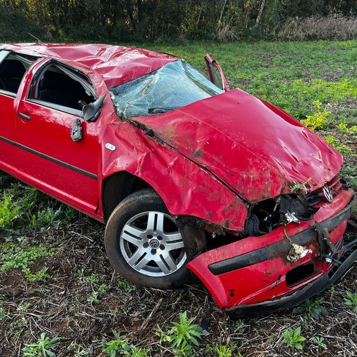 Veículo sai da pista e capota no interior de São Miguel do Oeste