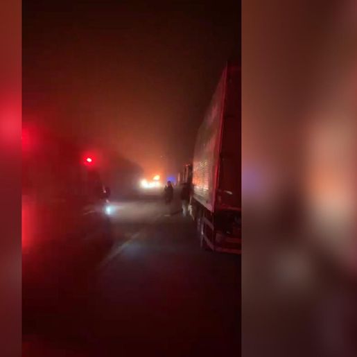 Motorista morre após caminhão tombar e pegar fogo na BR-282, em Maravilha