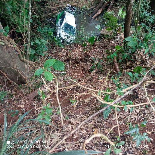 Carro estacionado dispara e cai em ribanceira em Itapiranga
