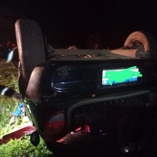 Condutor morre em saída de pista seguida de capotamento