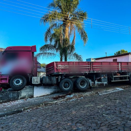 Caminhão derruba postes e invade pátio de residência em São Miguel do Oeste