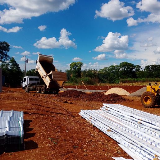 Obras acelera compactação de aviários e retoma cascalhamento em Guaraciaba