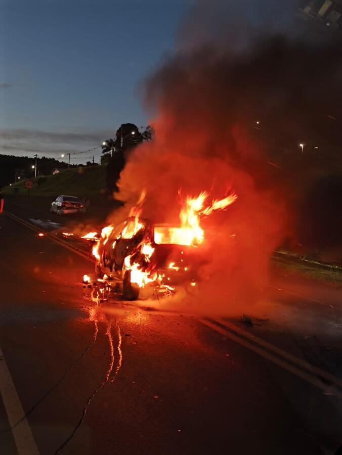 Colisão frontal seguida de incêndio é registrada na BR-282 em Ponte Serrada