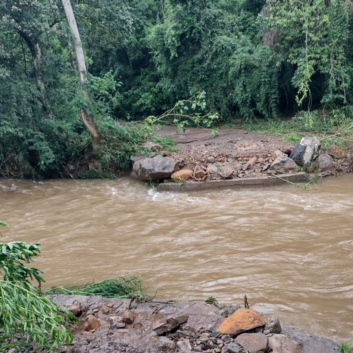 Enxurrada danifica pontes e interrompe passagem de veículos em Tunápolis