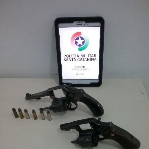 PM apreende duas armas durante fiscalização em bar