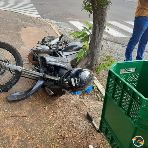 Homem sofre ferimentos em acidente entre carro e moto em Itapiranga