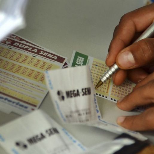 Homem é encontrado morto em quarto de hotel ao lado de bilhete premiado da Mega-Sena