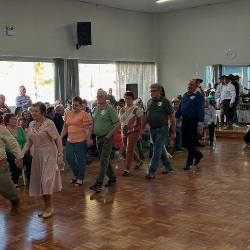 Casal é coroado rei e rainha da primavera e segue para concurso regional em SJCedro