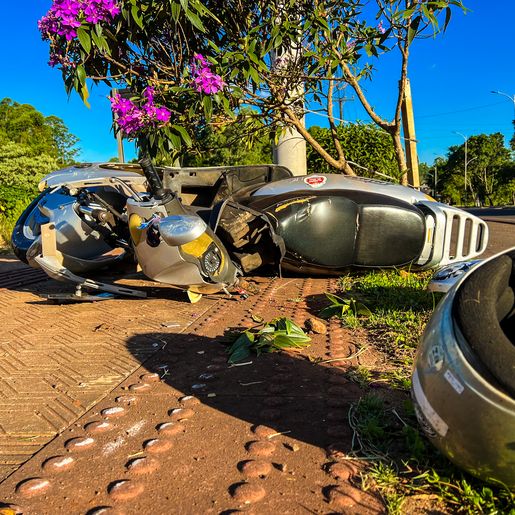 Colisão entre carro e moto deixa uma pessoa ferida na Waldemar Ramgrab