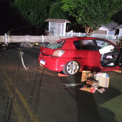 Carro quebra poste de rede elétrica e duas pessoas ficam feridas