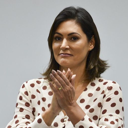 Primeira-dama Michelle Bolsonaro anuncia que não está mais com Covid-19