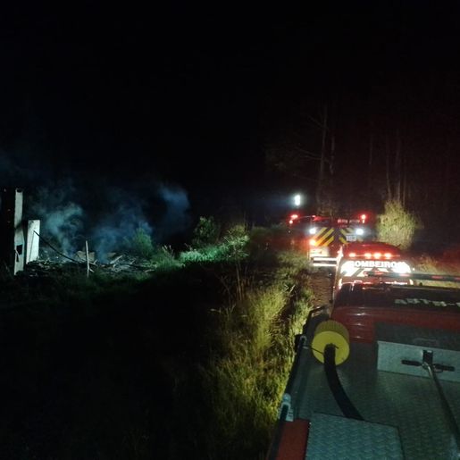 Incêndio em residência no interior mobiliza bombeiros