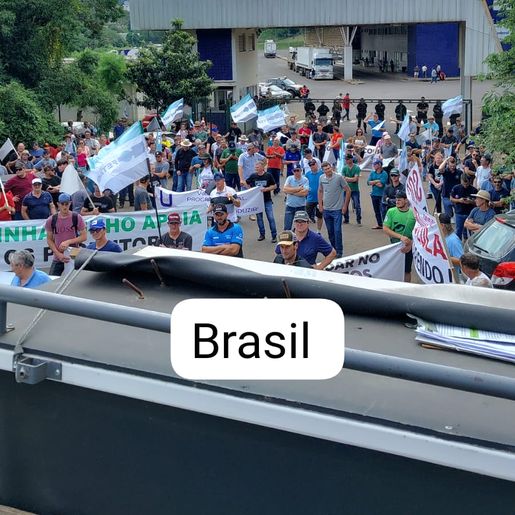 Produtores de leite fazem protesto e fecham fronteira com a Argentina