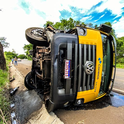 Caminhão dos Correios tomba na BR-282; assista ao vídeo