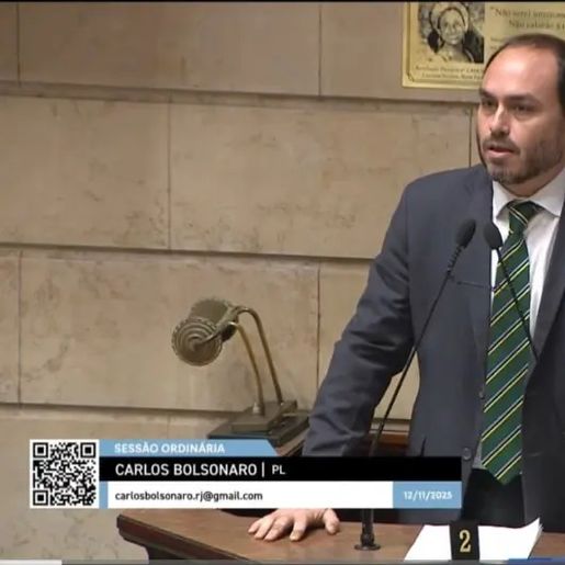Carlos Bolsonaro renuncia ao cargo de vereador no RJ para disputar eleição em SC