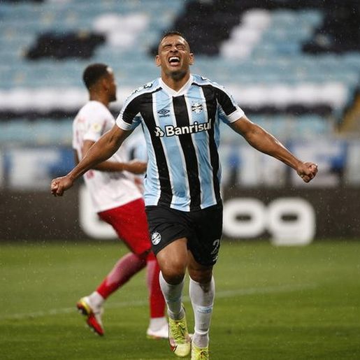 Grêmio goleia o Bragantino e continua com sonho vivo de sair do rebaixamento