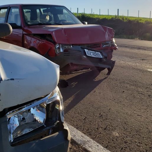 Engavetamento envolve três veículos na SC 163