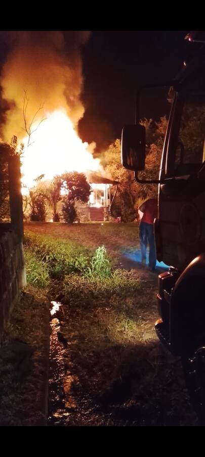 Incêndio destrói residência no centro de Anchieta durante a madrugada
