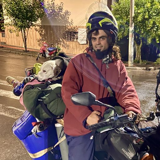 Motociclista viaja pela América do Sul com sua cachorrinha de estimação