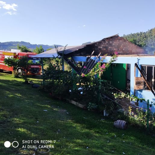 Incêndio destrói residência no interior de Palma Sola