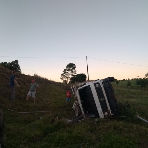 Tombamento de caminhão deixa dois feridos em Anchieta