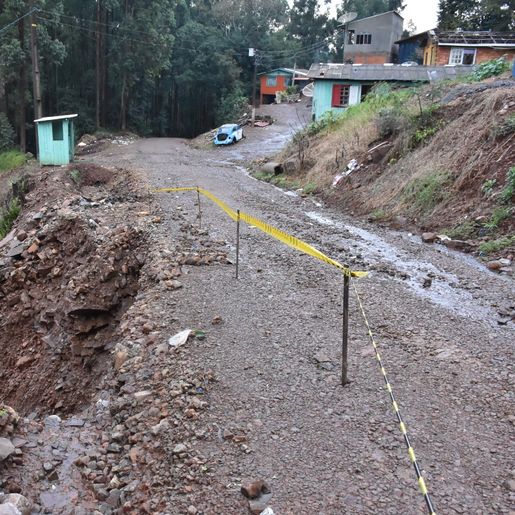 Chuva provoca desmoronamento de terra no interior