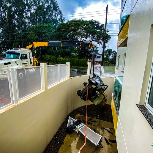 Câmera registra momento em que veículo invade prédio; assista