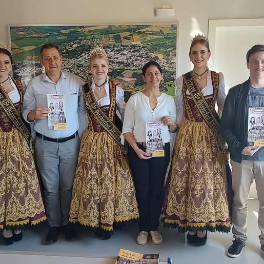 Guarujá do Sul recebe visita da corte da 46ª Oktoberfest de Itapiranga