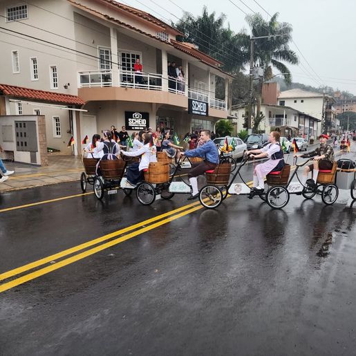 Desfile Típico da 14ª Deutsche Woche proporciona espetáculo com chuva