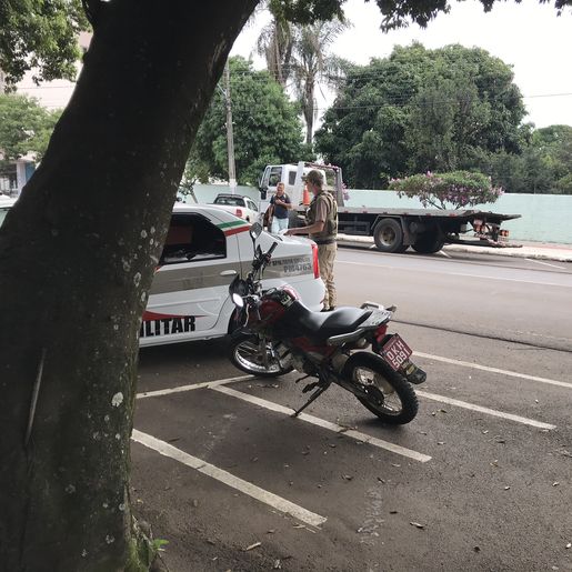 PM guincha motocicleta estacionada irregularmente na Marcilio Dias
