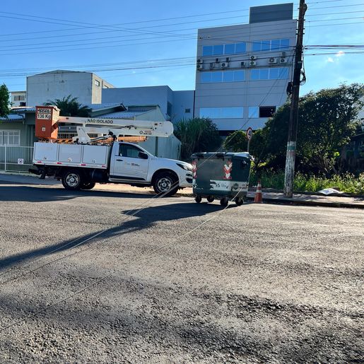 Caminhão derruba fios, motociclista se enrosca e sofre queda em SMO