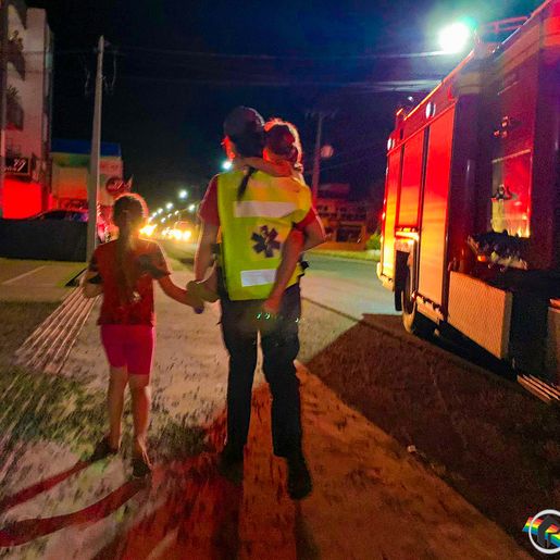 Colisão entre carro e caminhão deixa avenida Willy Barth bloqueada por uma hora