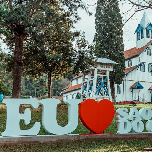 São João do Oeste finaliza instalação de letreiro turístico na Praça da Matriz
