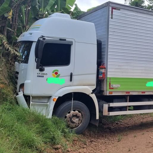 Saída de pista de caminhão deixa uma pessoa ferida em Tunápolis