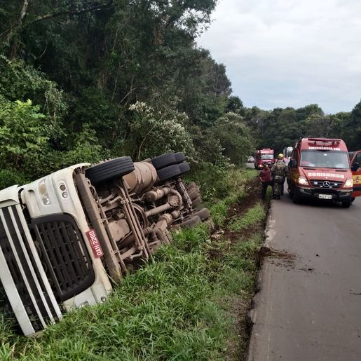 Motorista fica ferido em saída de pista de carreta na BR 158
