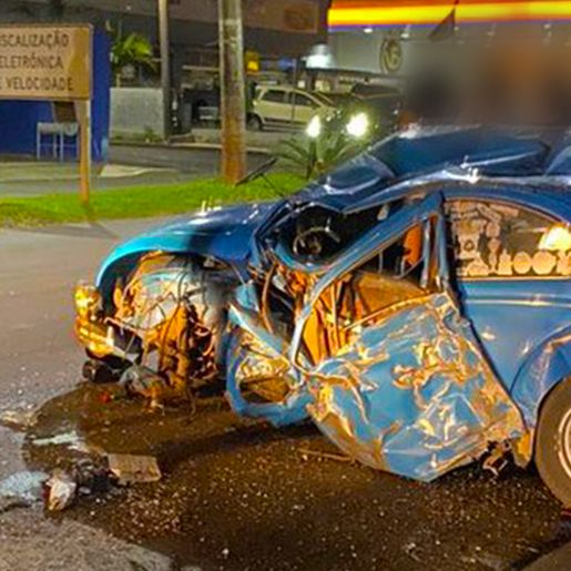 Colisão grave em poste deixa motorista ferido na Willy Barth