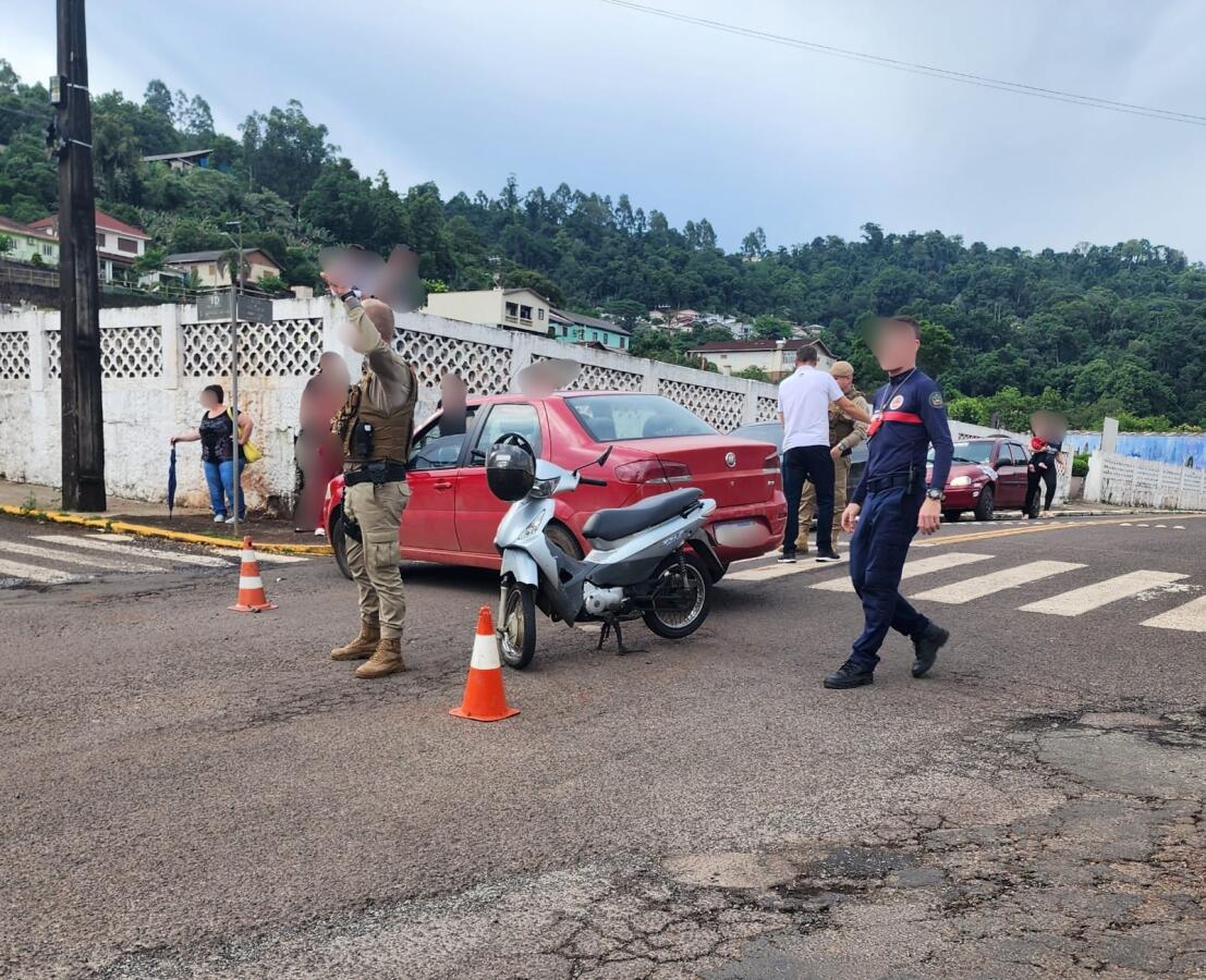 Idoso fica ferido em colisão entre carro e moto em Itapiranga