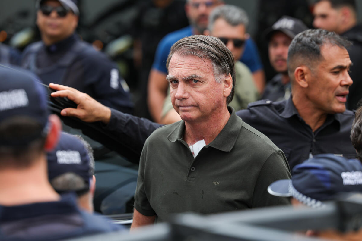 “Inchado e irritado”: Carlos atualiza o estado de saúde de Bolsonaro após visita no hospital