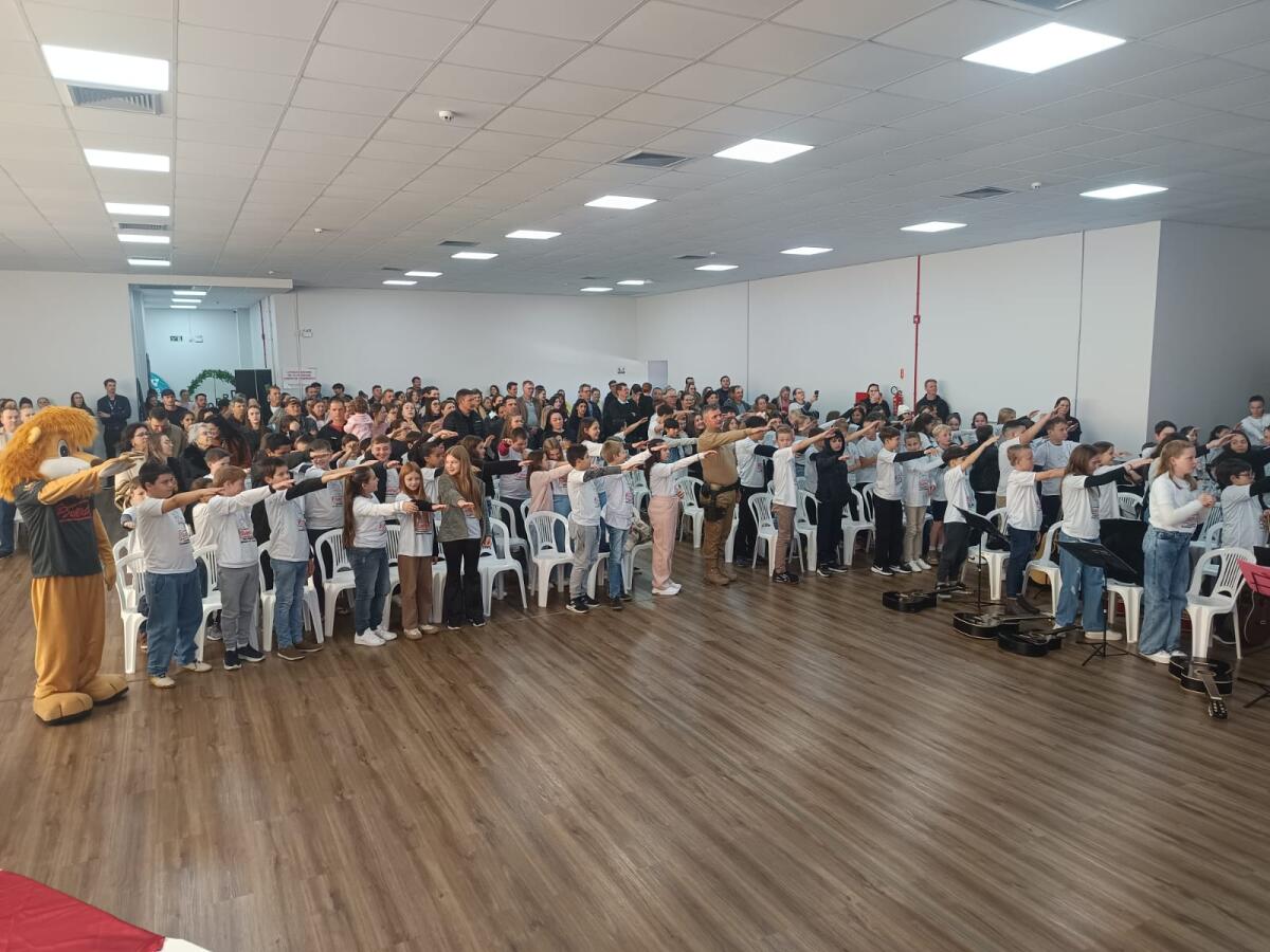 Proerd forma 110 estudantes e premia destaques em Iporã do Oeste