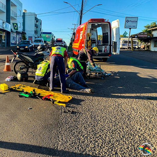 Motociclista fica gravemente ferido ao bater na lateral de carro na Willy Barth; Vídeo