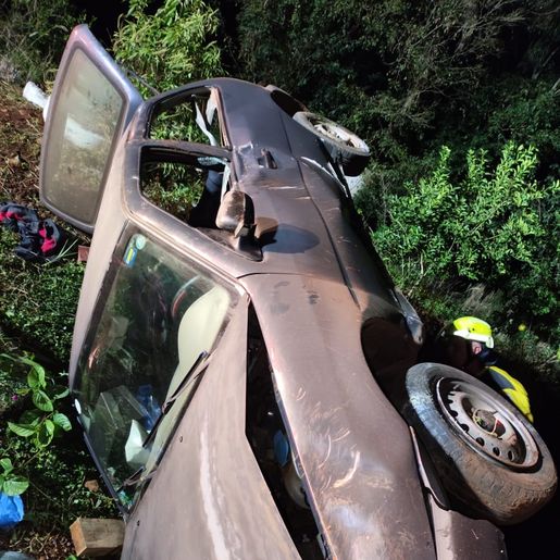 Motorista capota carro e é preso por embriaguez ao volante em Descanso