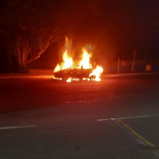 Carro é destruído por incêndio em São José do Cedro