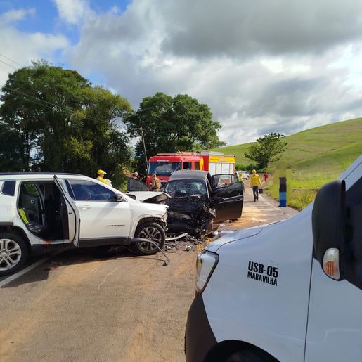 Acidente entre três carros deixa nove feridos na SC-492, em Tigrinhos