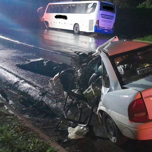 Homem morre após colisão entre carro e ônibus na BR-282