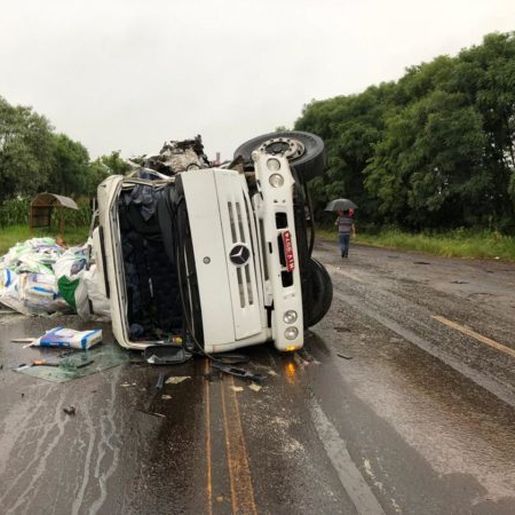 Colisão entre caminhões de SC deixa uma pessoa morta em Nonoai