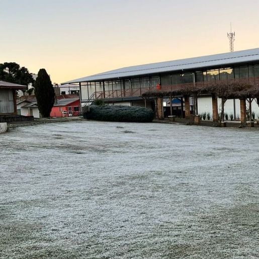 Menor temperatura do ano em SC congela carros e camisetas na Serra