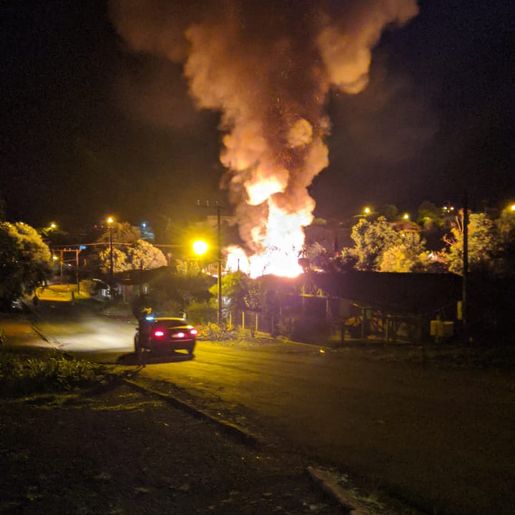 Incêndio destrói totalmente casa em Dionísio Cerqueira