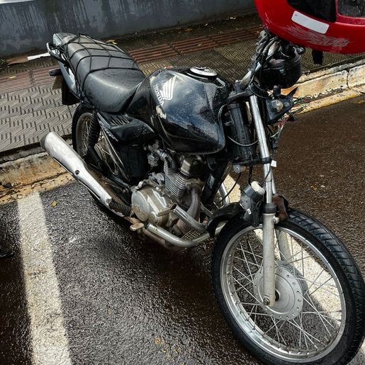 Motociclista sofre fratura no tornozelo em acidente no centro de SMOeste